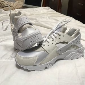 Nike Women’s Air Huarache Run size 9